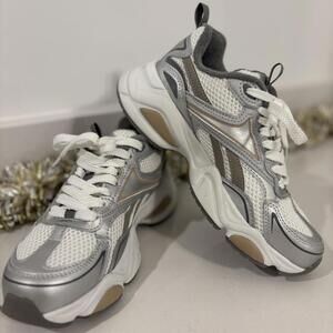 Reebok Women's Grey and White Trainer